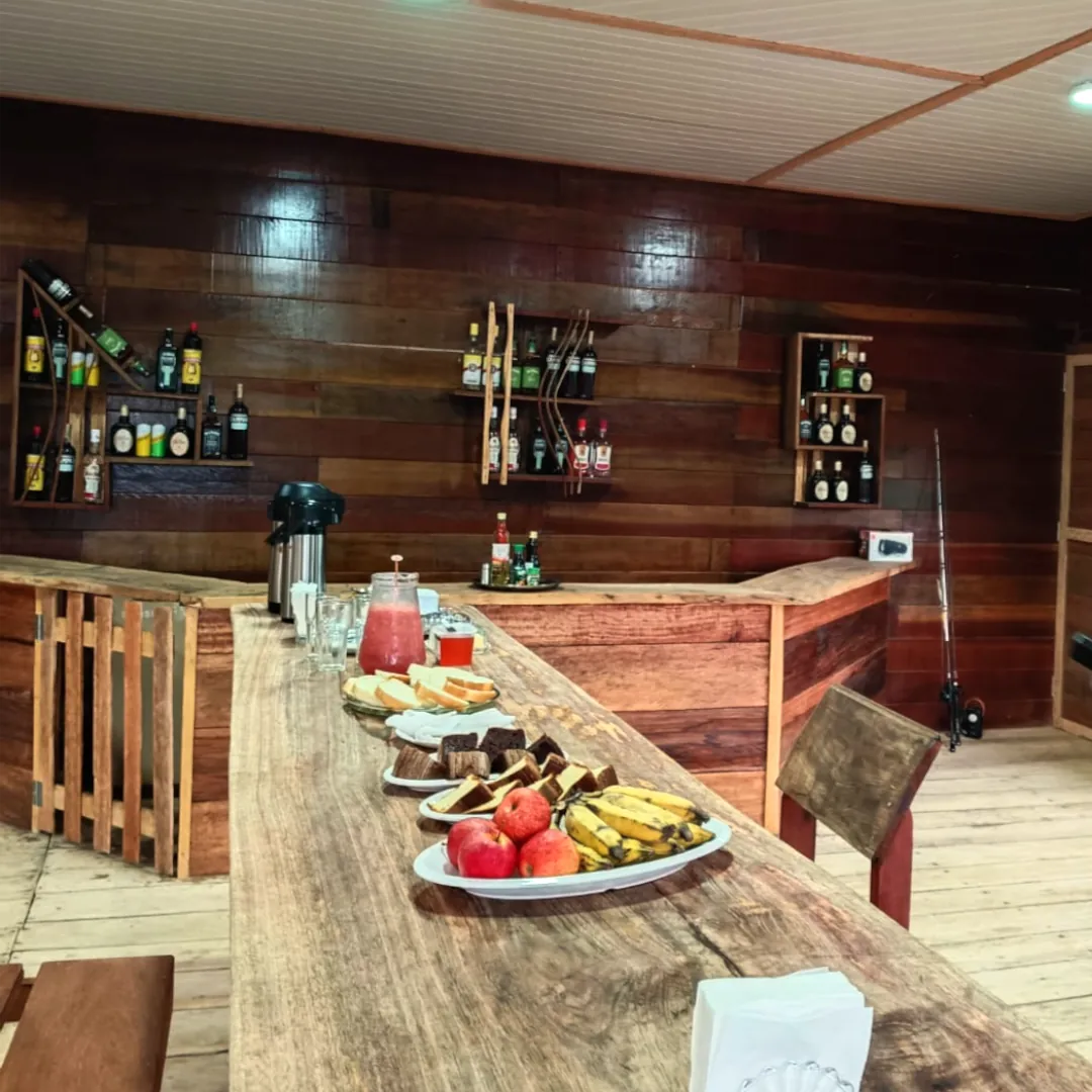 Bar e área de convivência do restaurante da pousada