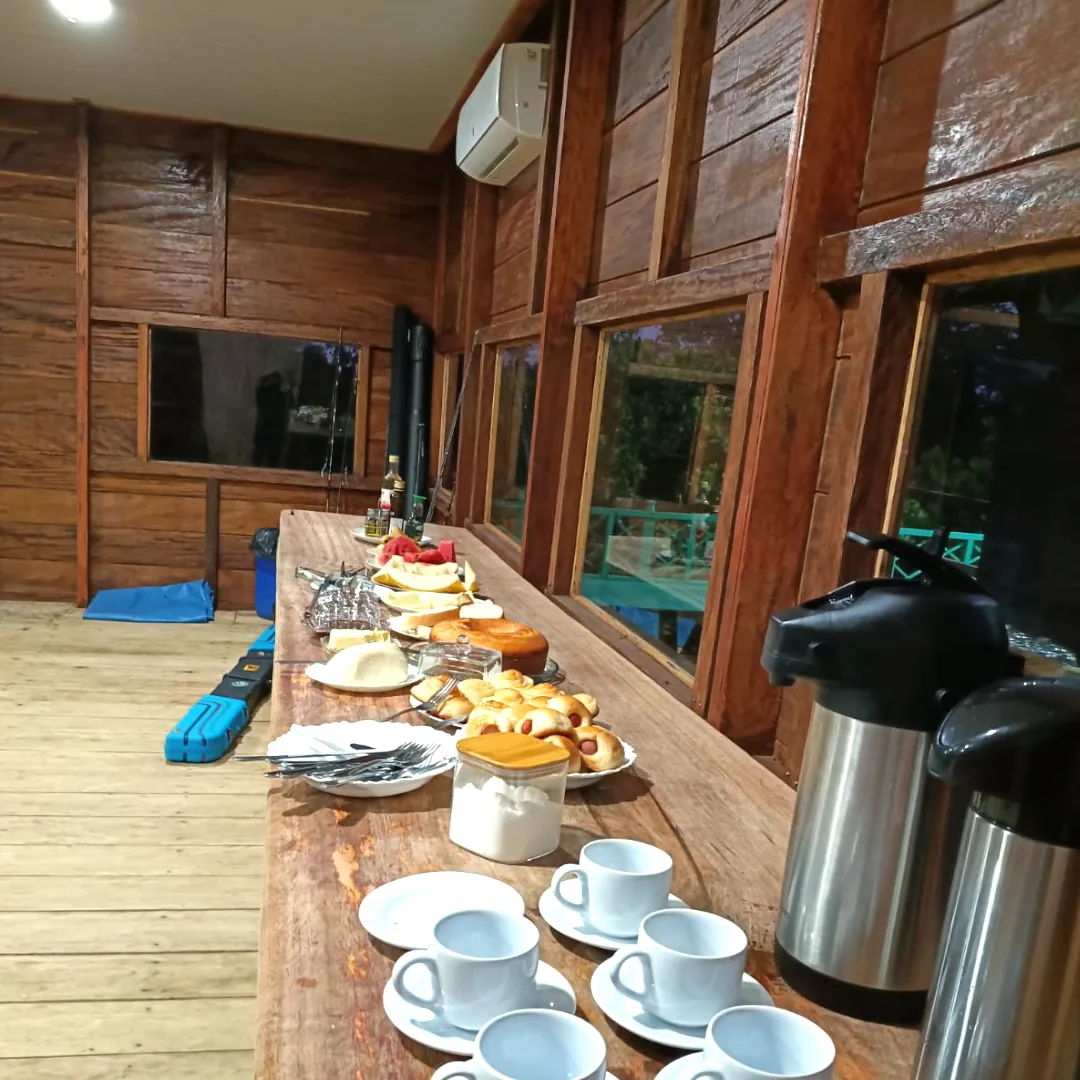 Mesa do restaurante com vista para a área externa da pousada